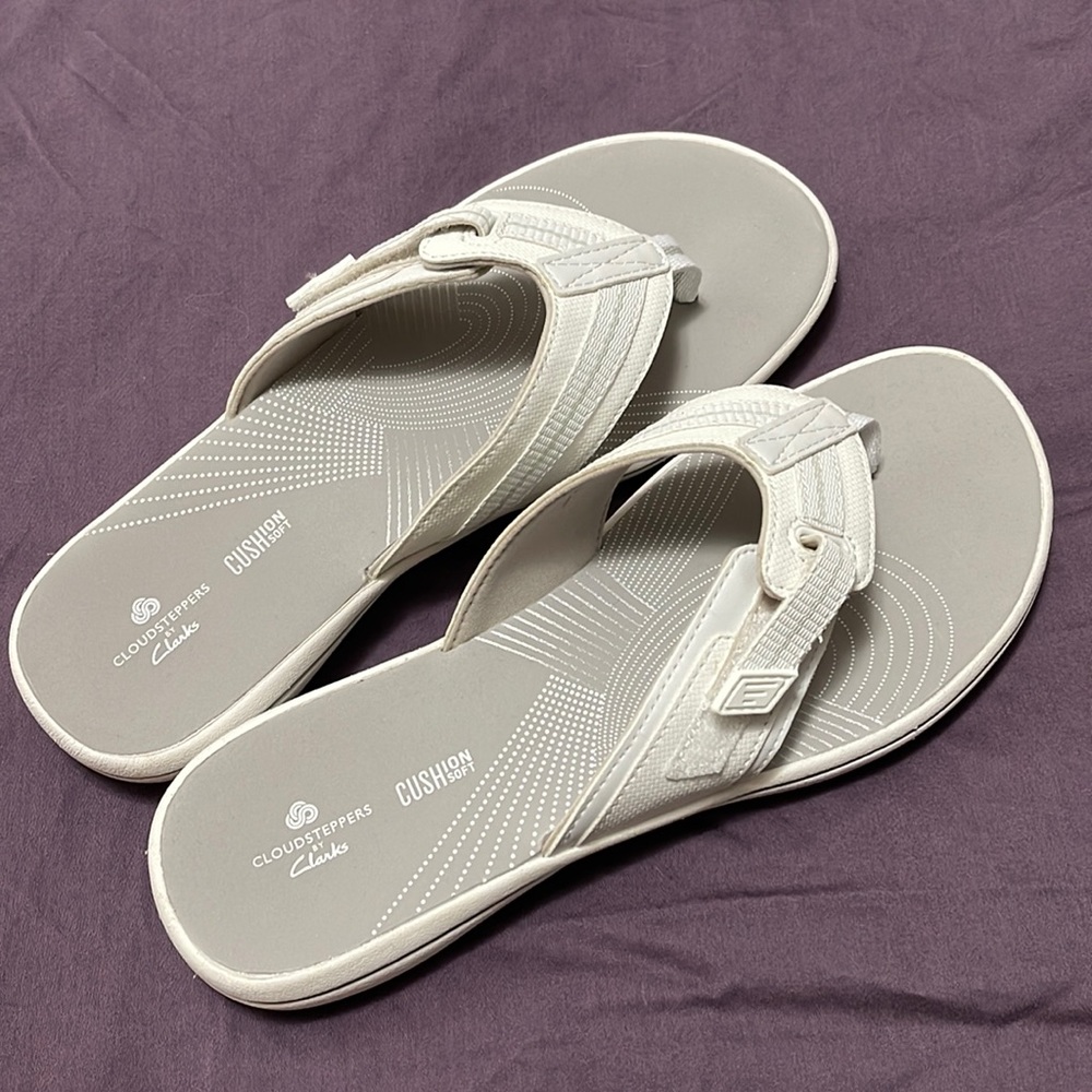 Clarks thongs